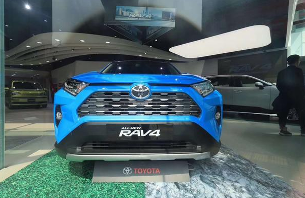 首台全新2019款丰田RAV4再度现身！轴距2680mm