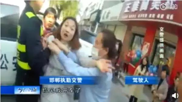 女司机无证无牌上路被查，竟当场辱骂、抓咬民警！