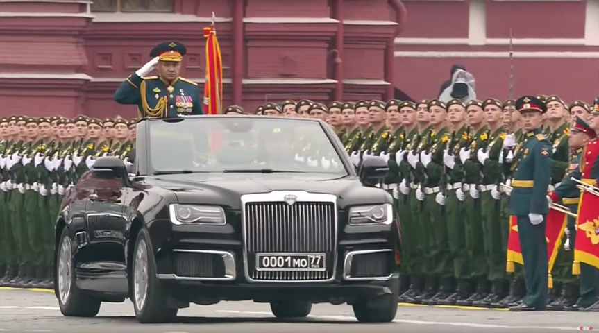 揭秘紅場閱兵超壕檢閱車，勞斯萊斯和紅旗的俄羅斯對手長啥樣？