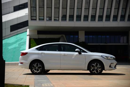 舒適性和動力性:北汽A6、全新帝豪動靜間各顯其能