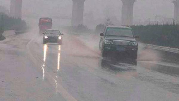 高速開車遇暴雨怎么辦？牢記這5條保命法則，怎么樣都不會心慌！