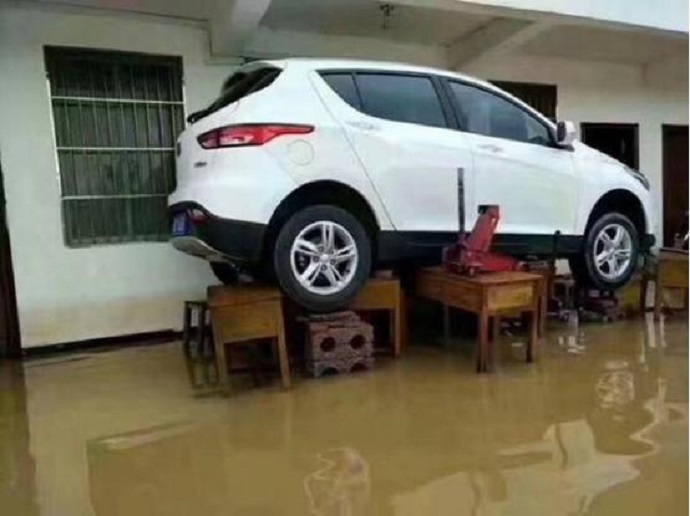 廣東暴雨淹車，逼得車主只能這樣停車，網友：最后一個才是大神