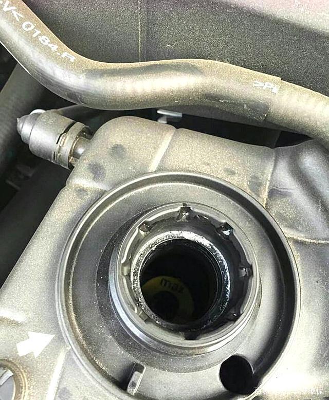 汽车冷却液变少了，可不可以用水代替？