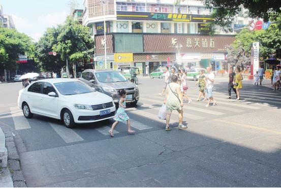 礼让行人两年了，公民素质提高了吗？车主：他们才是大佬