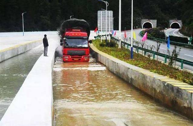 高速上的“降溫池”干嘛用？大卡車司機：相當好用