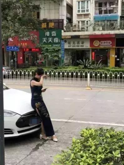 特斯拉女車主坐引擎蓋哭，比亞迪男司機(jī)解圍卻引起質(zhì)疑