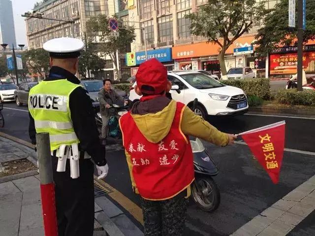 真解气！男子闯红灯被撞想讨责，交警灵魂三问让他哑口无声