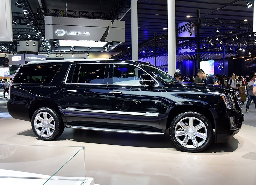 美系大型SUV，長近5米7搭6.2L引擎，帶冰箱和“雙人床”