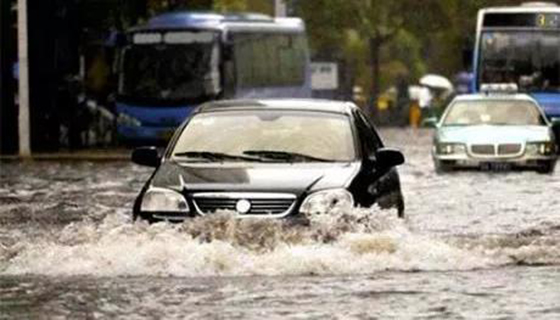 夏季汽车暴雨中泡水，该找谁索赔？