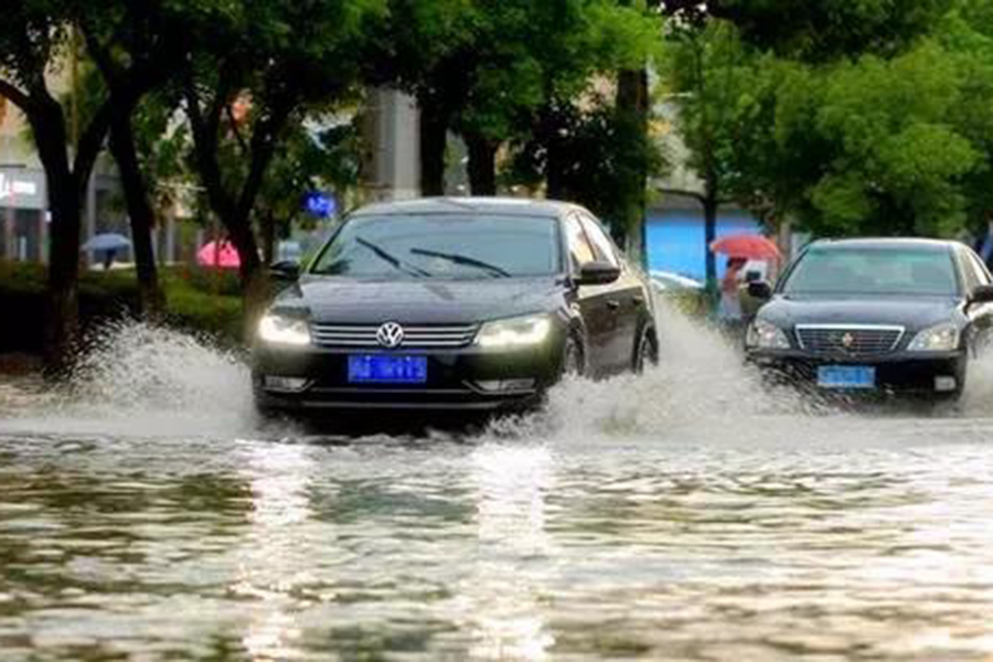 大雨频发，汽车到底能涉水多深？