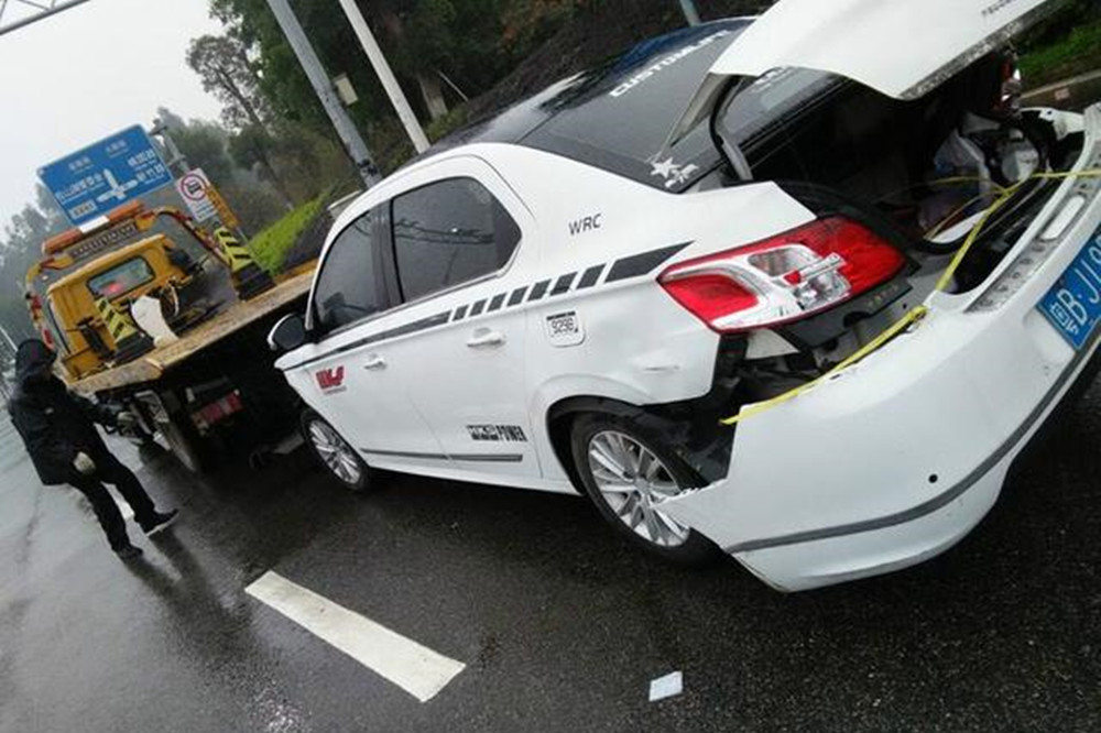 高速上车坏了，该请4s店拖车，还是请保险公司或者交警拖车？