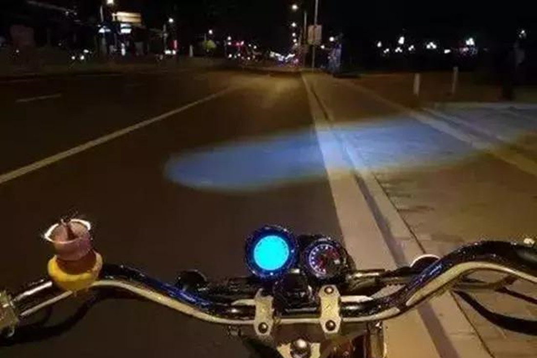 車上裝“小黃鴨”萌萌噠?交警:風里雨里路口等你
