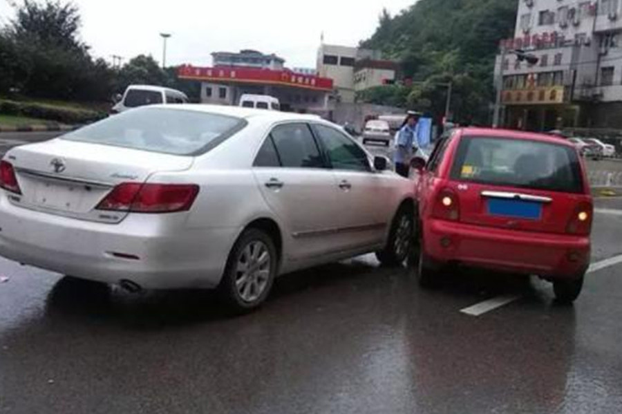 前車強(qiáng)行變道加塞，后車看不慣撞上去，這個(gè)責(zé)任該怎么判？