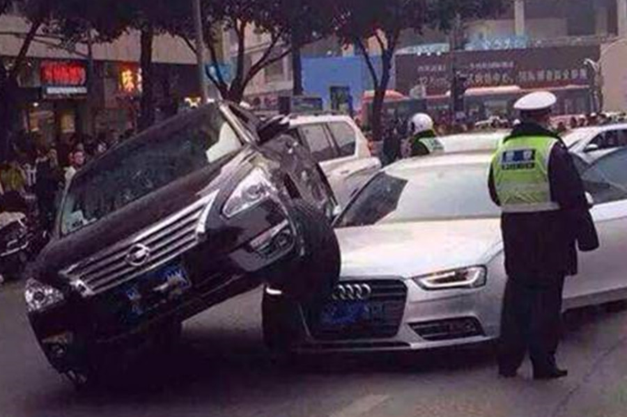 堵車還被強(qiáng)行加塞，后車看不順眼直接撞上去，責(zé)任怎么判？