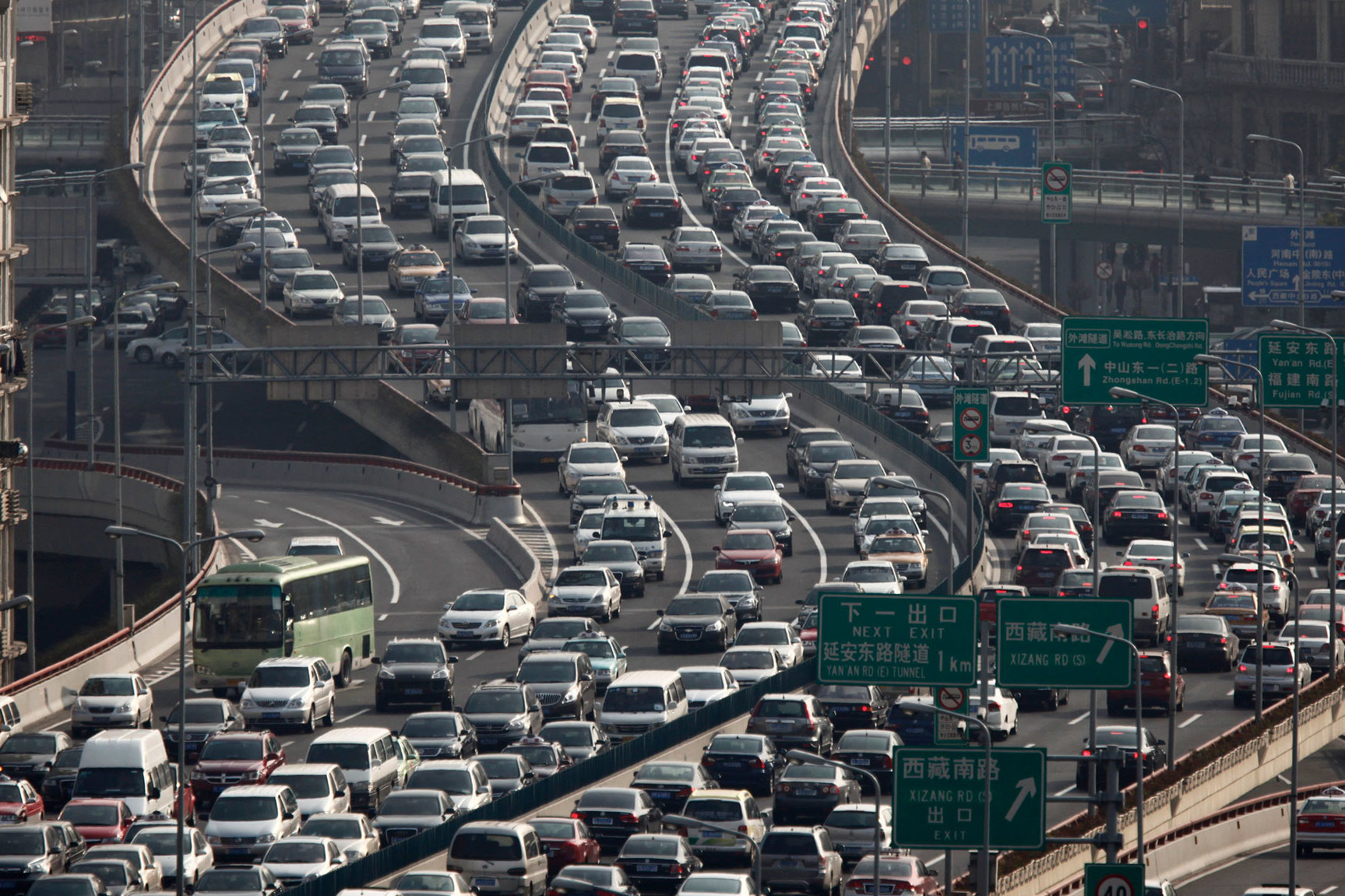 跑高速車子快沒(méi)油，只能等待拖車救援嗎？還有這幾招可以用！