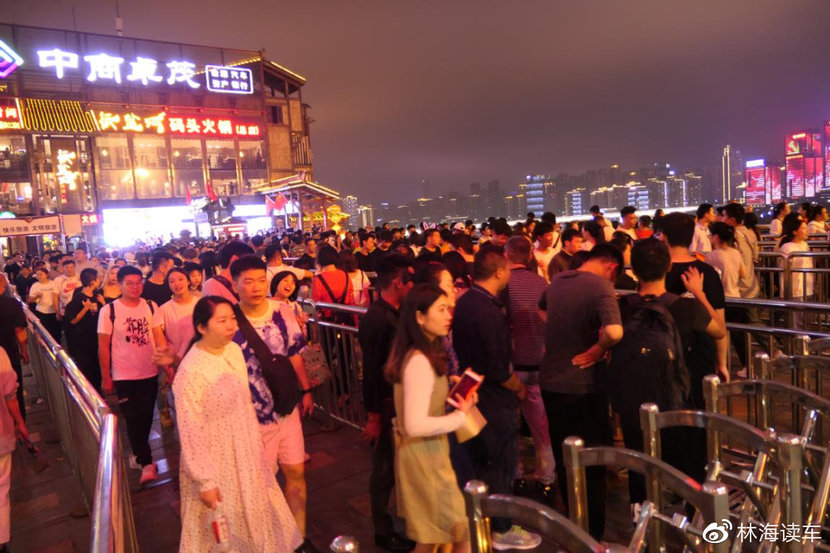 晚上10点洪崖洞,依然人山人海!