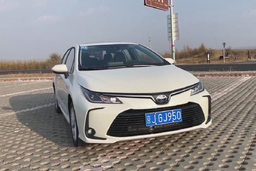 抢鲜看:全新一代丰田卡罗拉1.8l双擎版车头外观,纤细