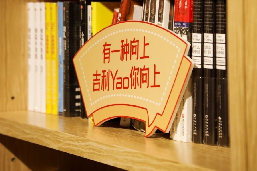 全球年齡最小的飛行員、帆船手和作者，這個“裸跑弟”是誰？