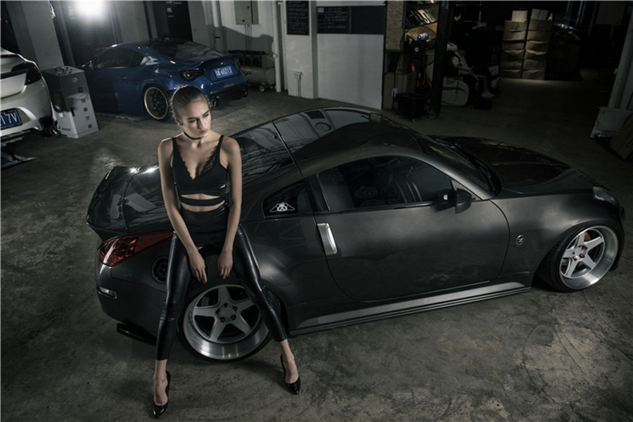 这台暗黑350Z与冷面女郎 你选择谁？