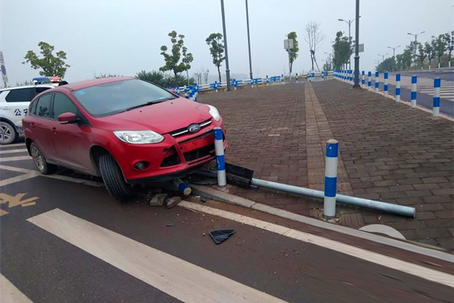 小伙上班時間偷偷溜出來洗車 撞車賠了一萬多