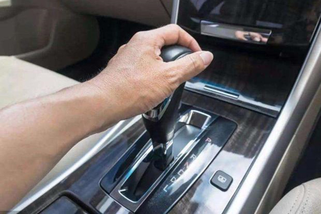 開自動擋車的“四不準”,老司機:別只知道踩油門