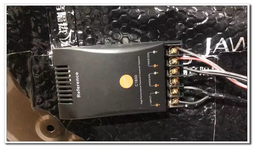 改善原车音响没有高音的问题后,我们加上分频器进行推动和分配,将声音