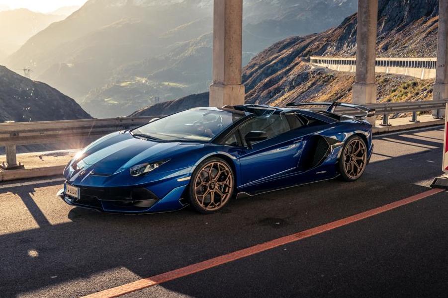 如何把蘭博基尼Aventador SVJ從意大利開到英國？