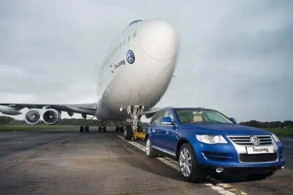 汽車真的能拉動上百噸的飛機？盤點那些拉過飛機的車型