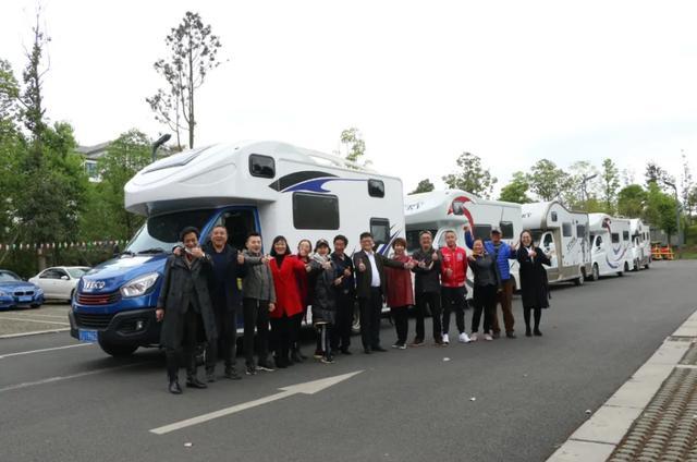 开启四川房车市场新征程,凤凰房车车友俱乐部授牌仪式顺利举行