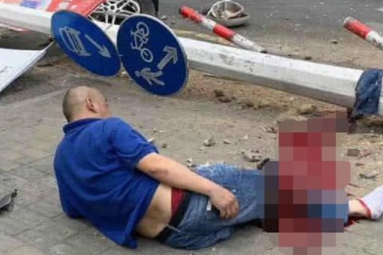 75歲大爺開豪車撞人惹爭議，應(yīng)該禁止老人開車？