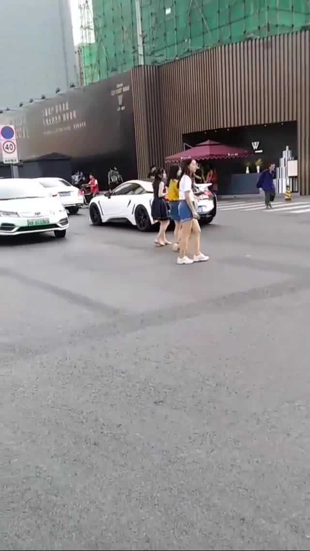 小哥哥開寶馬i8逛街遇路過長腿小姐姐，狂轟油門吸引小姐姐注意