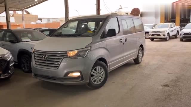2020款現(xiàn)代H1商務(wù)MPV到貨,打開車門看到空間,我忘記了GL8