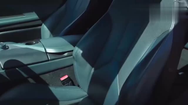 價值200萬的寶馬i8跑車
