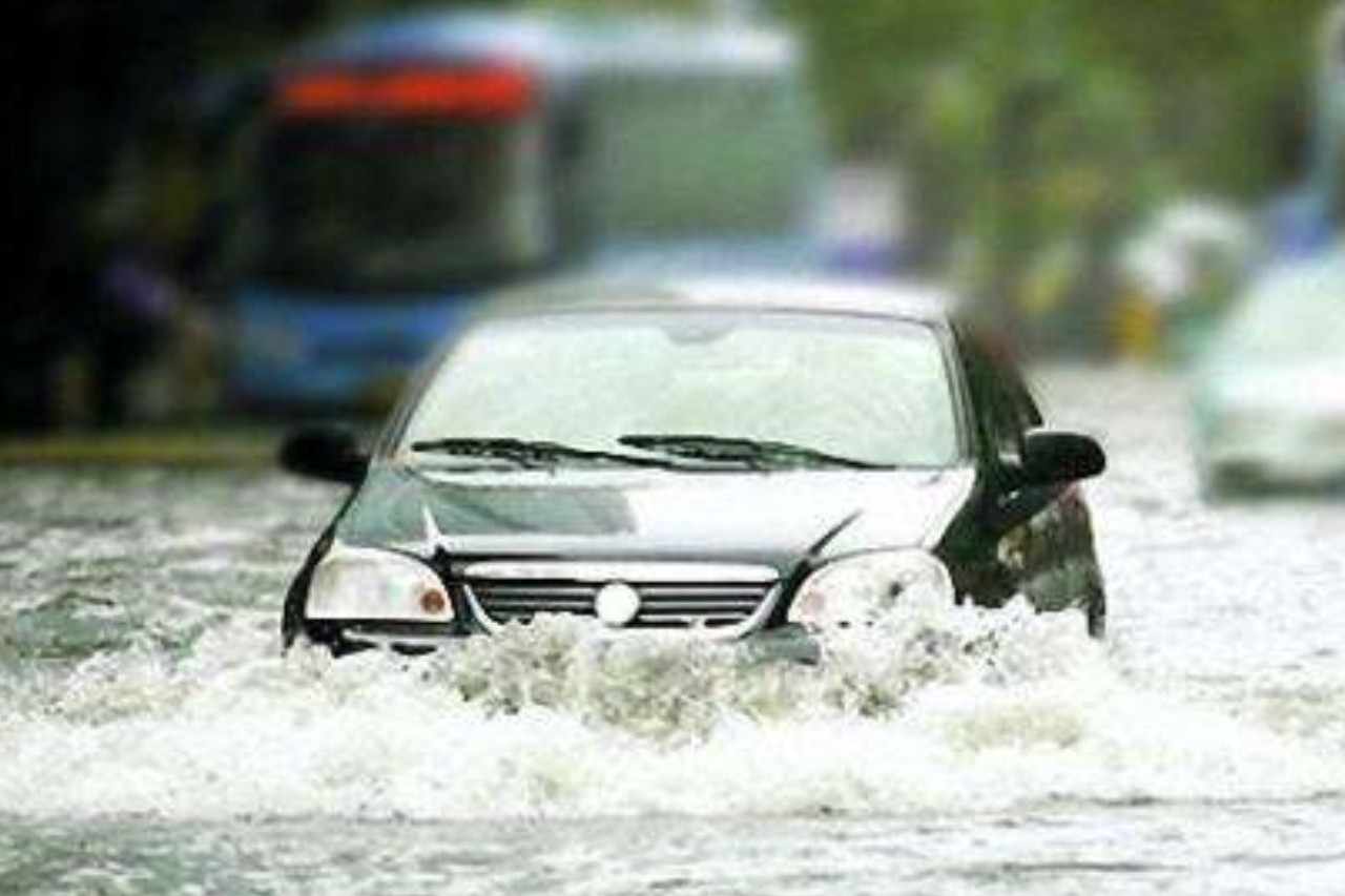 硬核科普：暴雨后，車子被水泡了怎么挽回?fù)p失！