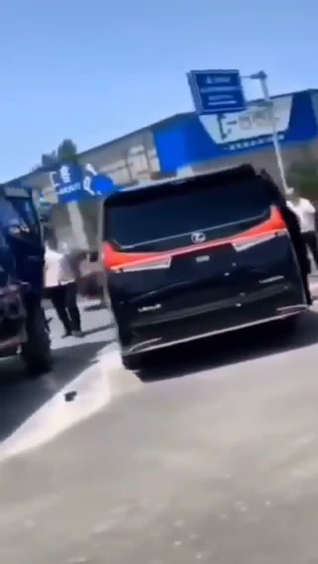 雷克薩斯LM國內(nèi)首撞，車主興致不錯，現(xiàn)場合影還豎起大拇指！
