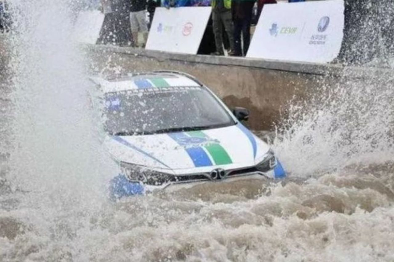 雨季出行 有人說電動車能當潛艇開？