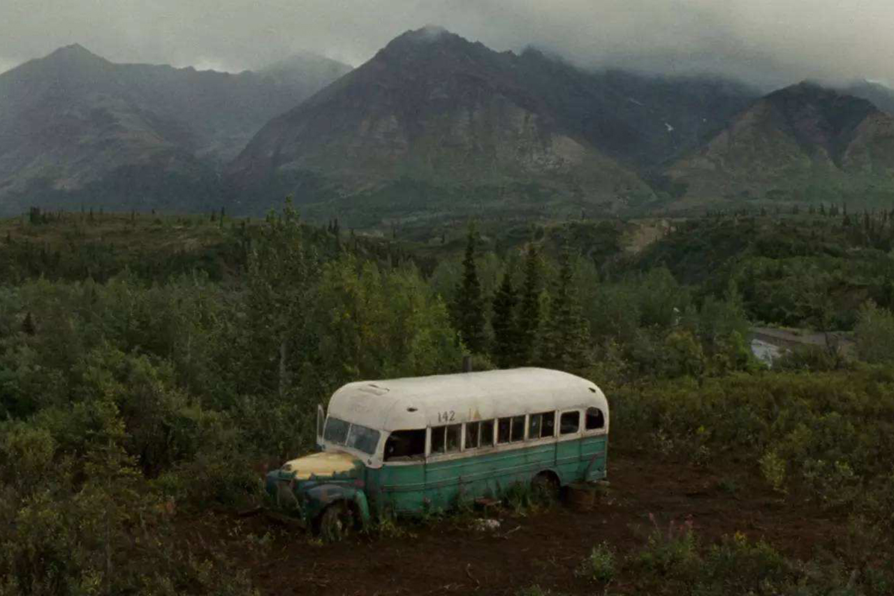 造物·新鲜事丨《荒野求生》中的巴士被直升机吊出荒原