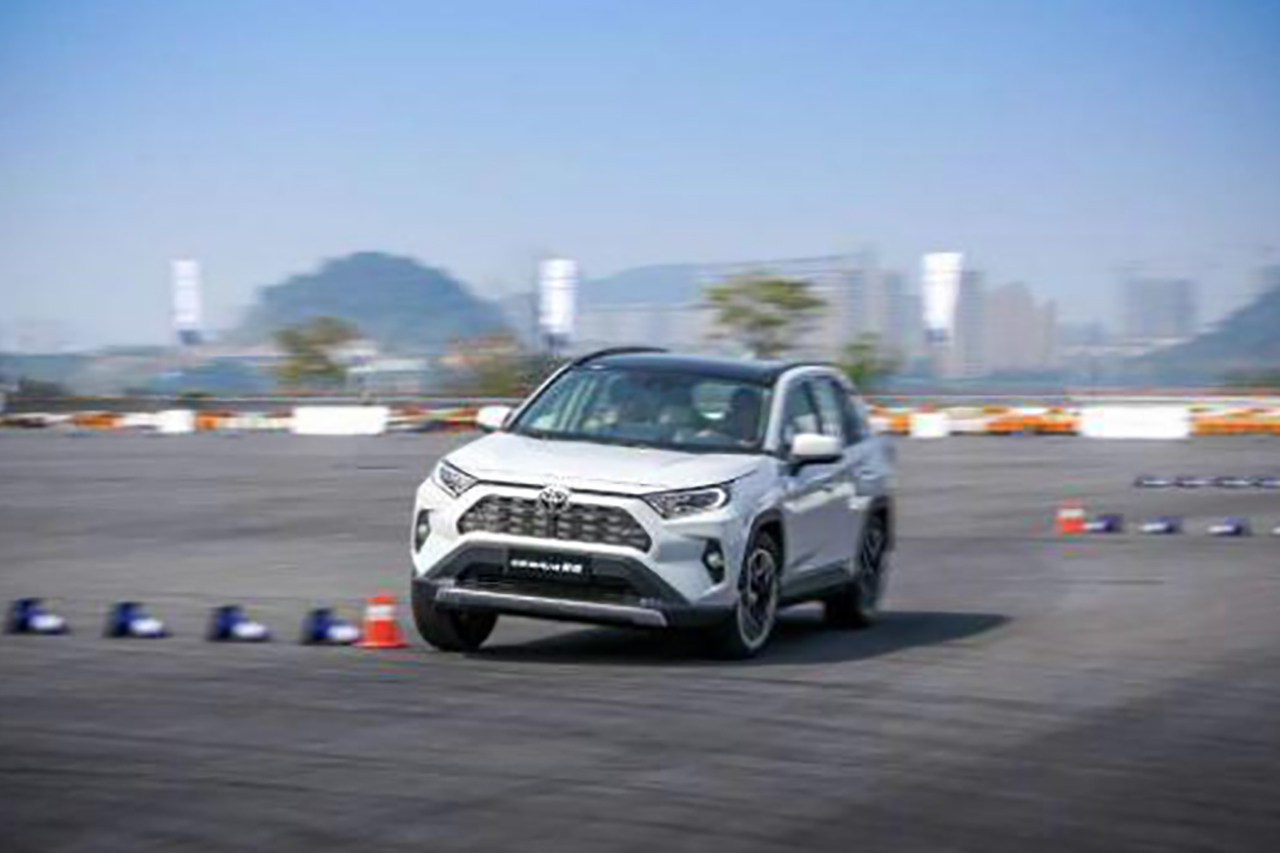 CR-V始終大氣求“穩”,RAV4從細節拔高美學品位