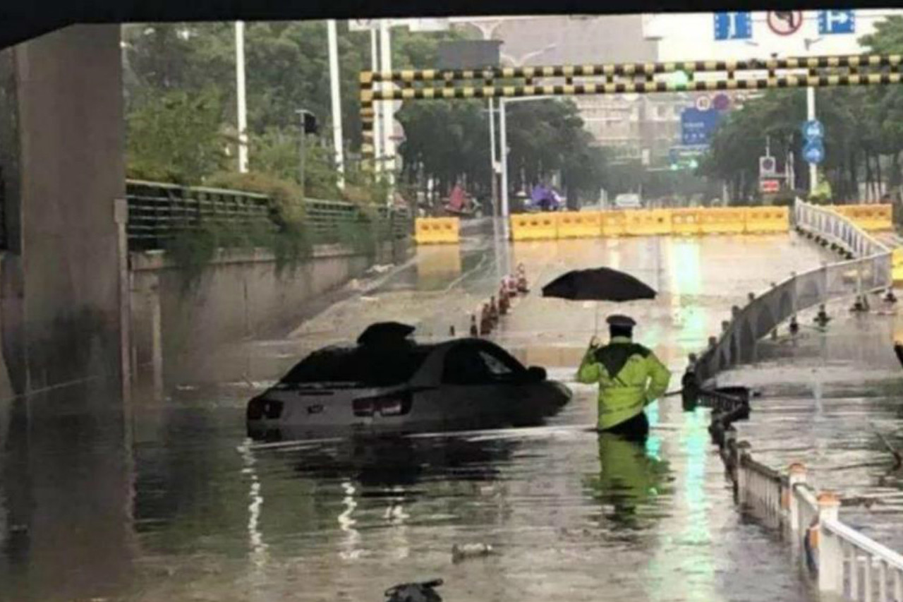 雨季来袭，泡水车有车损险赔，涉水险有什么用？