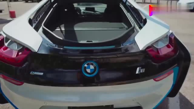 寶馬i8跑車，打開蝴蝶門坐進(jìn)駕駛座才知道有多驚艷