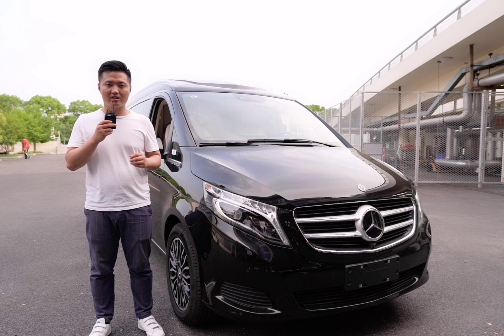 奔馳V級(jí)高頂商務(wù)車(chē)有半隔斷和全隔斷二種設(shè)計(jì)，你會(huì)怎么選擇呢