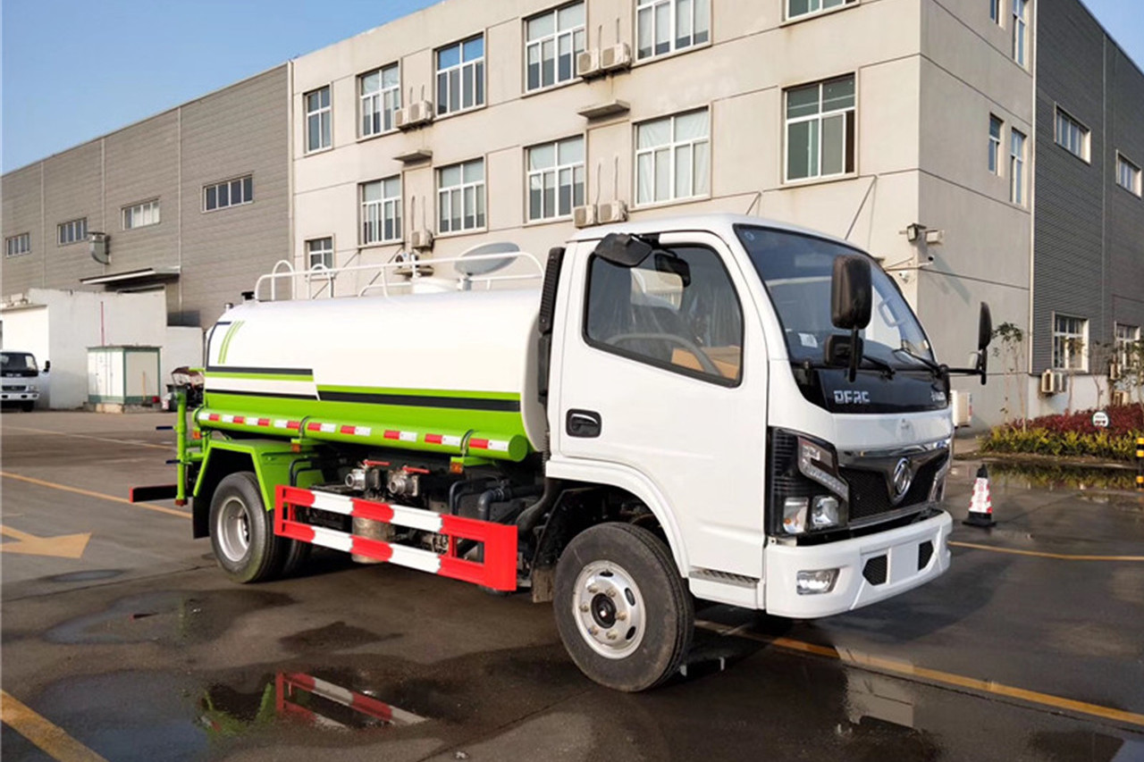 小型綠化灑水車5方多少錢，國六東風(fēng)灑水車圖片配置價(jià)格