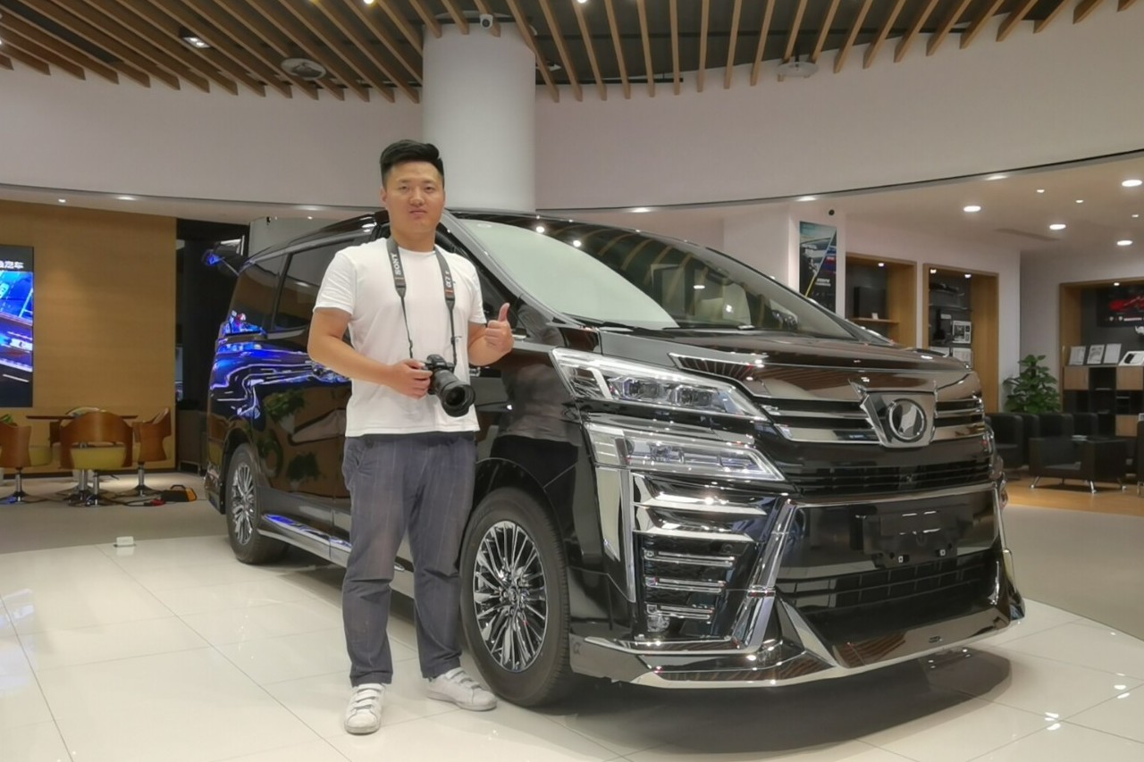 豐田威爾法出了一款私人訂做4座版，還不加價，LM300要慌了