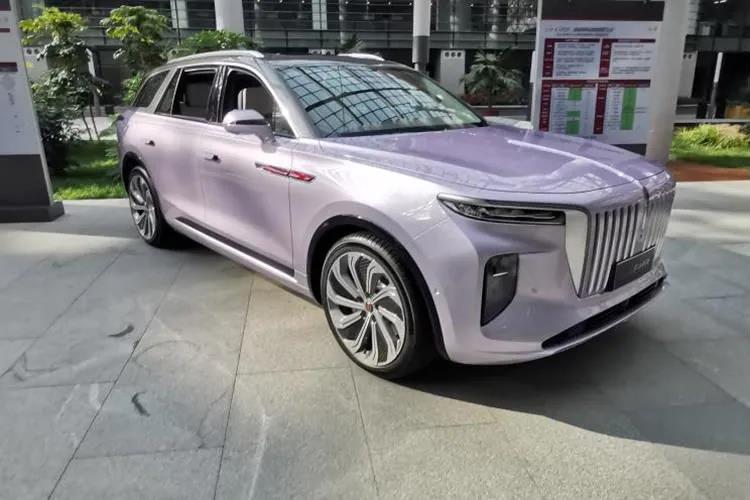 國產(chǎn)“庫里南”實(shí)車曝光！500km續(xù)航的“巨型”SUV