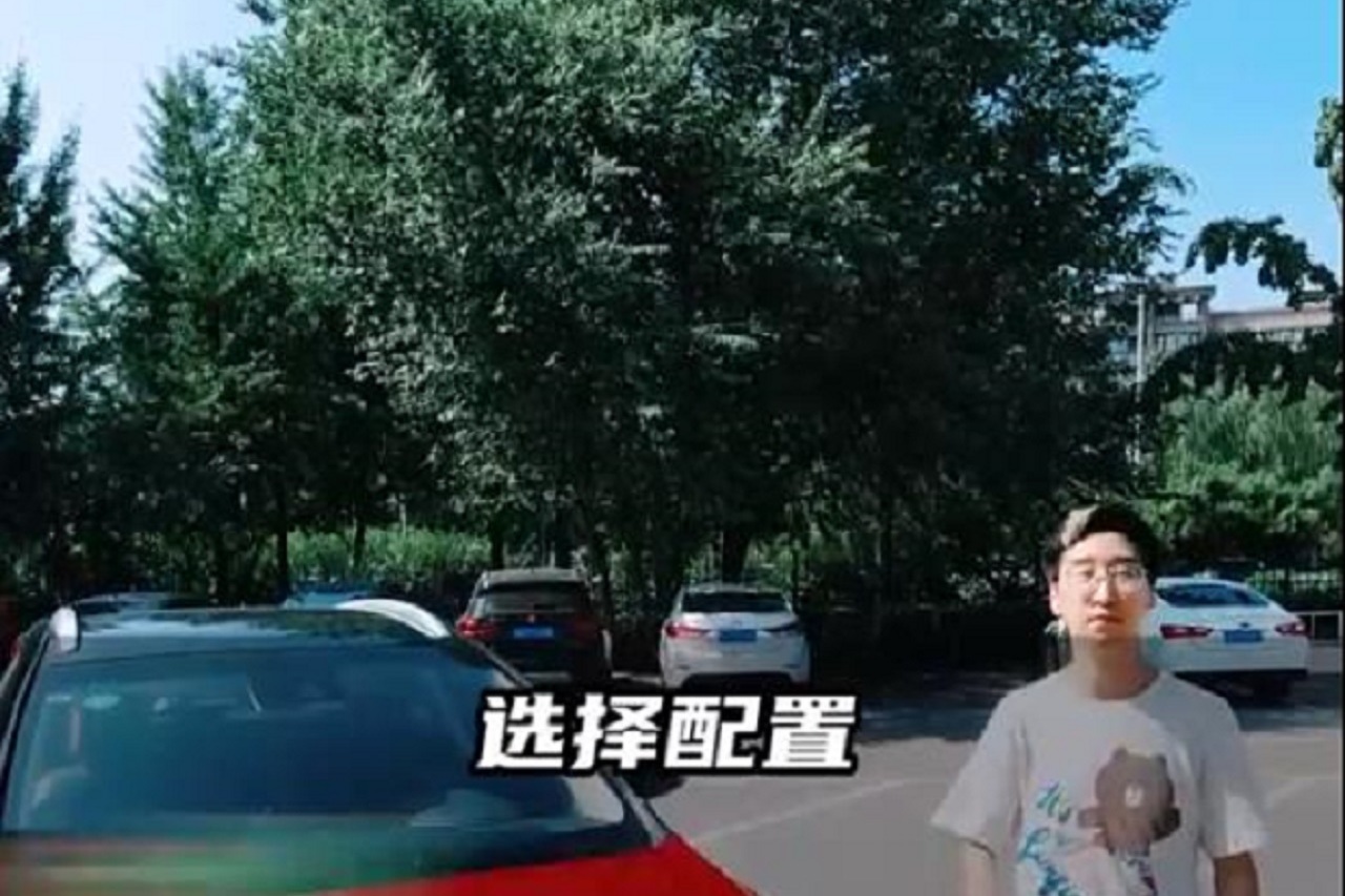 小伙儿神模仿游戏场景，游戏迷来看看，这表情和动作你打几分？
