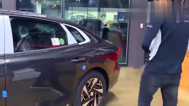 2020款現(xiàn)代雅尊到店,打開車門看到氛圍燈和中控臺(tái)那刻,太驚艷了