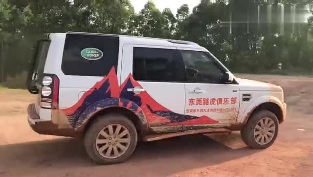 路虎發(fā)現(xiàn)4性能真夠強的，挑戰(zhàn)高難度爬坡越野，沒有絲毫的遲鈍感
