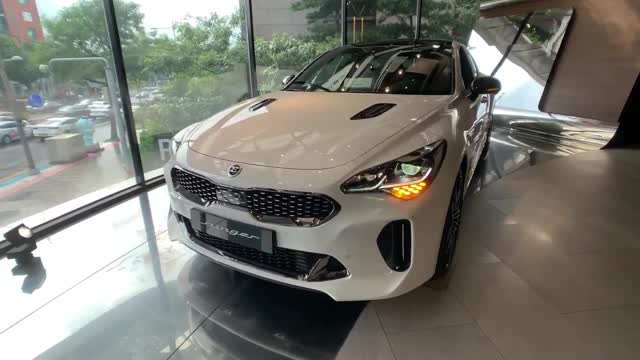 搶先實拍2021款起亞Stinger GT，看這霸氣顏值和內(nèi)飾，瞬間心動了