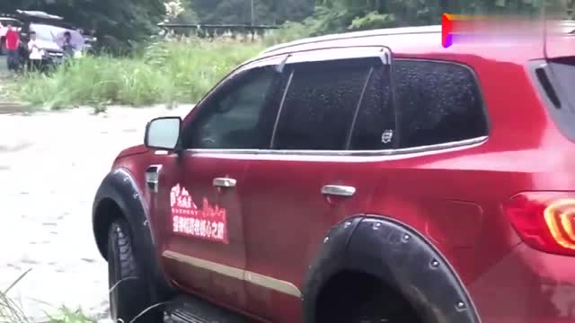 這么深的水敢直接開(kāi)過(guò)去？福特撼路者的越野性能就是強(qiáng)悍！