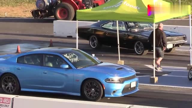道奇68Charger單挑18Charger，直線加速誰更牛？